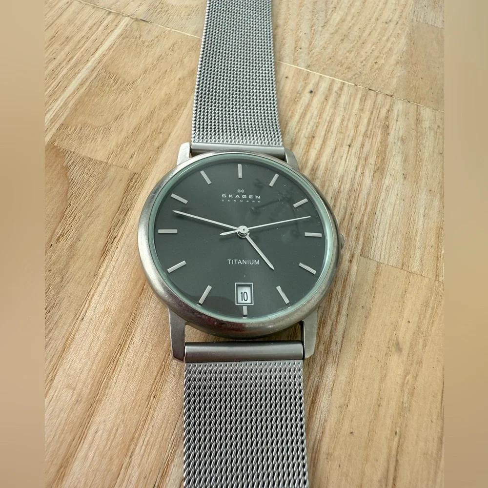 Skagen titanium black dial dress watch NEW BATTERY